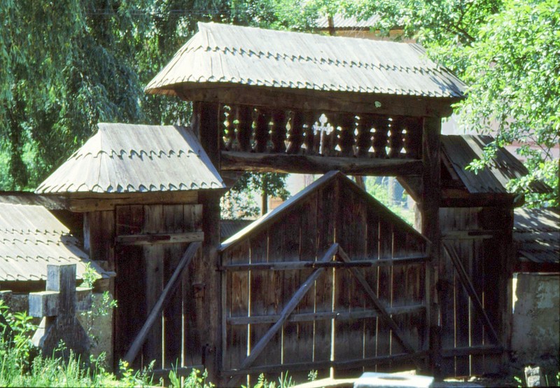 1993 18 Portail de l'enclos de l'église de Bogdan Voda
