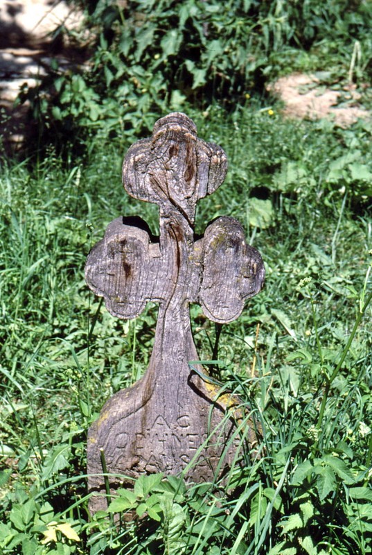 1993 19 Croix dans le cimetière de Bogdan-Voda