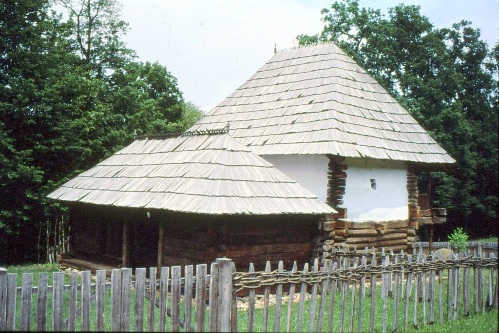 1993 21 MTP Maison à toit de bois