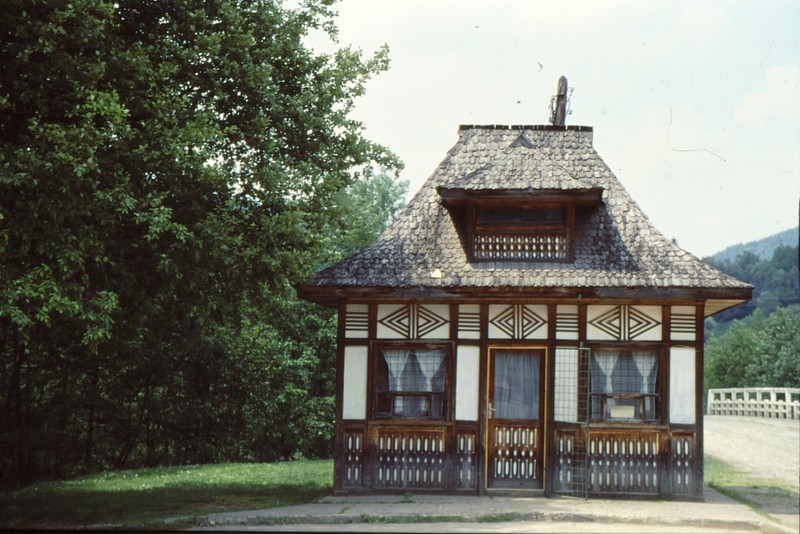 1993 21 Maison à bandeaux peints