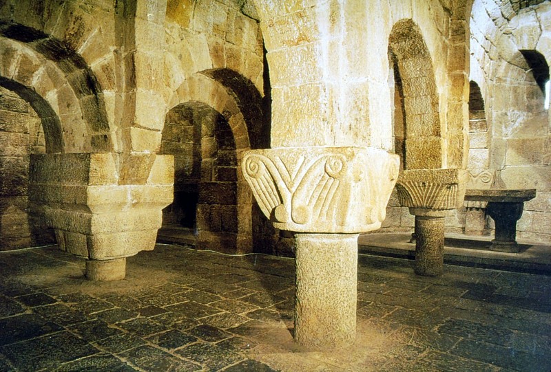 Crypte du 11e siècle de l'église de Leyre